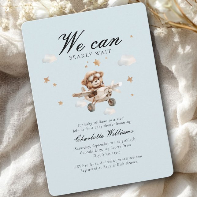 Invitación ¡Podemos Esperar! Oso y avión de Teddy (We Can Bearly Wait! Cute Bear & Plain Baby Shower Invitation)