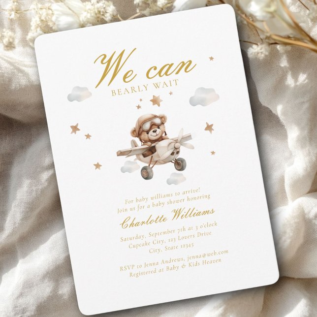 Invitación ¡Podemos Esperar! Oso y avión de Teddy (We Can Bearly Wait! Cute Bear & Plain Baby Shower Invitation)