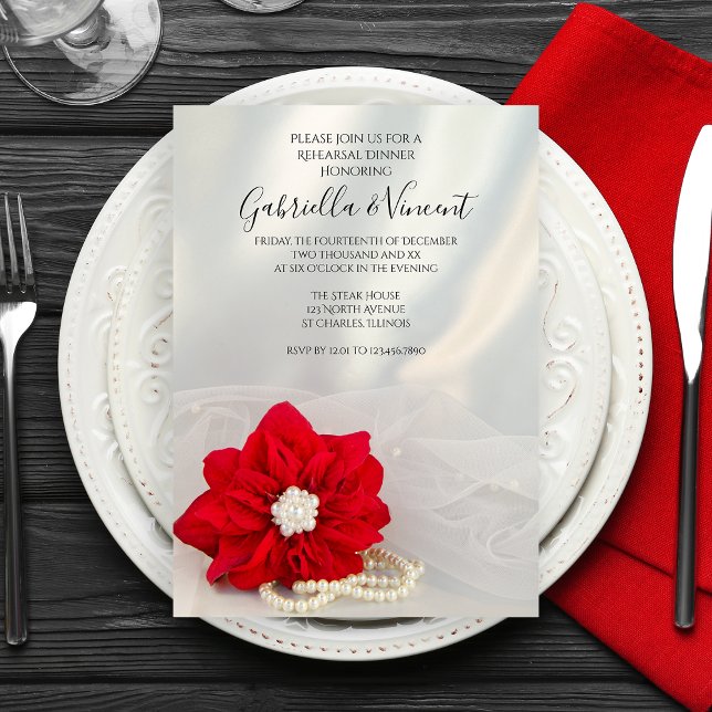 Invitación Poinsettia Pearls Ensayo de Boda de Invierno Cena (The Poinsettia and Pearls Wedding Rehearsal Dinner Invitation is perfect for your December event.)