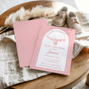 Invitación Pólvora de Polka Rosa de Peachy Colgando Ropa Baby