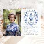 Invitación Porcelana floral azul blanca 50 cumpleaños foto<br><div class="desc">Hermoso diseño de estilo chinoiserie con elegante jarrón de jengibre de porcelana azul y blanco y un escudo elegante</div>
