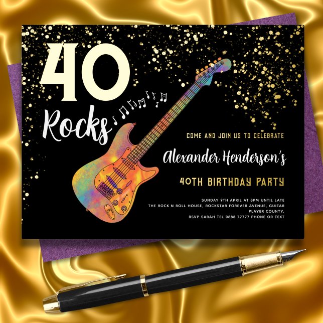 Invitación Postal Con Relieve Metalizado 40 Rocks Partido de Cumpleaños Purpurina Negro y O (40 rocks black and gold glitter guitar music modern 40th birthday party invitation )
