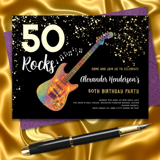 Invitación Postal Con Relieve Metalizado 50.ª fiesta de cumpleaños 50 Rocks Gold Purpurina (50 rocks black and gold foil funky guitar 50th birthday party invitation)