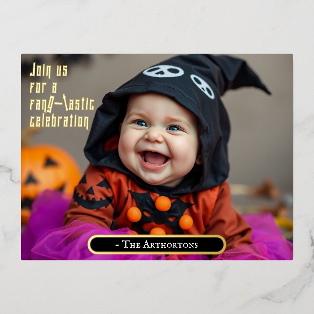 Invitación Postal Con Relieve Metalizado Adorable bebé de Halloween (Anverso)