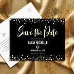 Invitación Postal Con Relieve Metalizado Bat Mitzvah Save Date Bold Script Black Real Gold<br><div class="desc">¡Asegúrate de que todos tus amigos y parientes puedan celebrar el hito de tu hija Bat Mitzvah! Envíe esta impresionante y moderna postal de invitación "Save the Date". El guión gráfico de la caligrafía del Relieve metalizado oro real, Star of David, y los puntos de confeti, superponen un rico fondo...</div>