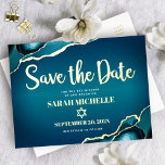 Invitación Postal Con Relieve Metalizado Bat Mitzvah Save Date Verde azulada Ombre Agate Re<br><div class="desc">¡Asegúrate de que todos tus amigos y parientes puedan celebrar el hito de tu hija Bat Mitzvah! Envíe esta tarjeta postal de invitación de Relieve metalizado de oro real, única, moderna y personalizada "Save the Date". La tipografía de la escritura del Relieve metalizado oro real, un verdadero Relieve metalizado dorado...</div>