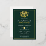 Invitación Postal Con Relieve Metalizado Dulce de la mascarada de oro y verde esmeralda 16<br><div class="desc">Invitaciones a postales de Relieve metalizado con Dulce Verde Esmeralda y Oro Dulce de 16 Fiestas. Con una máscara de Relieve metalizado dorado en la parte superior contra un fondo verde esmeralda. Perfecto para una fiesta de 16 cumpleaños moderna y elegante.</div>