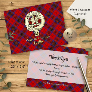Invitación Postal Con Relieve Metalizado Escudo de armas del Clan Leslie sobre Tartán Rojo
