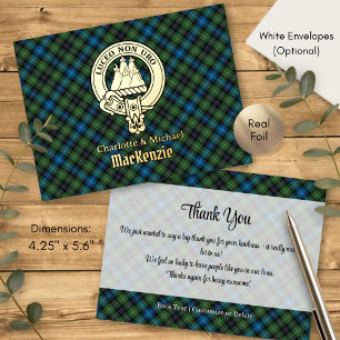 Invitación Postal Con Relieve Metalizado Escudo del Clan MacKenzie sobre Tartán