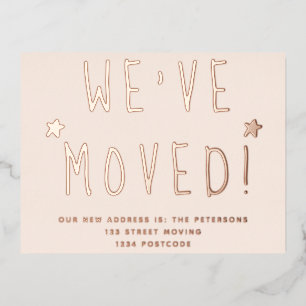 Invitación Postal Con Relieve Metalizado Hemos movido un sencillo guión blanco y negro