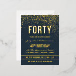 Invitación Postal Con Relieve Metalizado Medianoche | Confetti de oro 40.º Fiesta de cumple<br><div class="desc">Medianoche | Invitaciones a postales de Relieve metalizado de Fiesta Gold Confetti 40th Birthday. Esta invitación formal, elegante, moderna y de moda a la fiesta de cuarenta años es apta para hombres o mujeres. Comprende líneas limpias doradas, un guión gótico elegante de funda superior y un sofisticado texto de Relieve...</div>