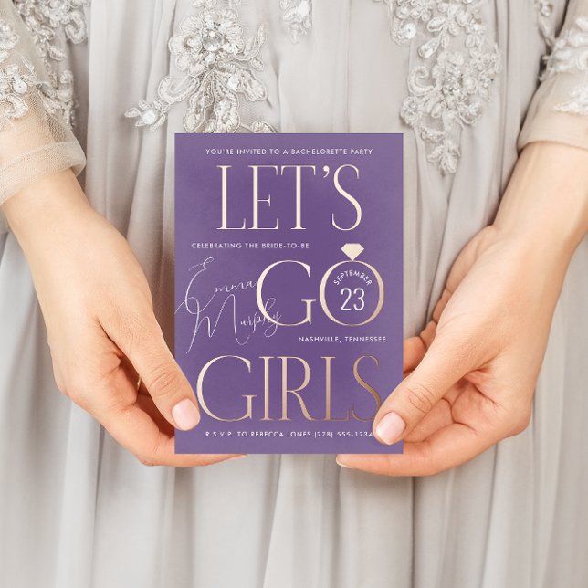 Invitación Postal Con Relieve Metalizado Morado vamos Chicas Bachelorette Party (Purple and rose gold foil Let's Go Girls country western bachelorette party postcard invitation)