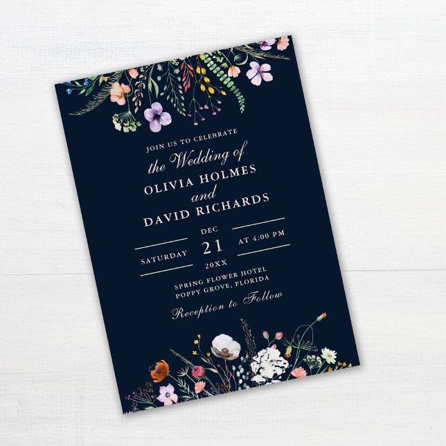 Invitación Prado de flores silvestres azul marino personaliza (Navy Blue Wildflower Meadow Custom Photo Wedding Invitation on white wooden table.)
