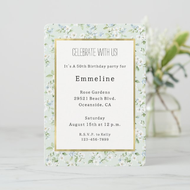 Invitación Pretty White Light Blue Floral Birthday (Anverso de pie)