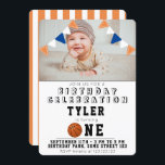 Invitación Primer cumpleaños Cute Basketball Balls Kids Foto<br><div class="desc">Primer cumpleaños Cute Basketball Balls Niños Invitación a la foto. La carta tiene un tema de baloncesto: baloncesto y banderas de naranja, azules y blancas. La parte trasera de la tarjeta es naranja con un patrón de rayas blancas. Personalice la tarjeta con la foto del niño y personalizar el texto....</div>