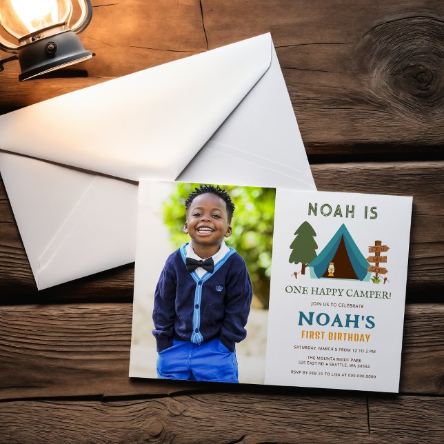 Invitación Primer cumpleaños de los chicos de foto de un comp (One Happy Camper Photo Boys First Birthday Invitation)