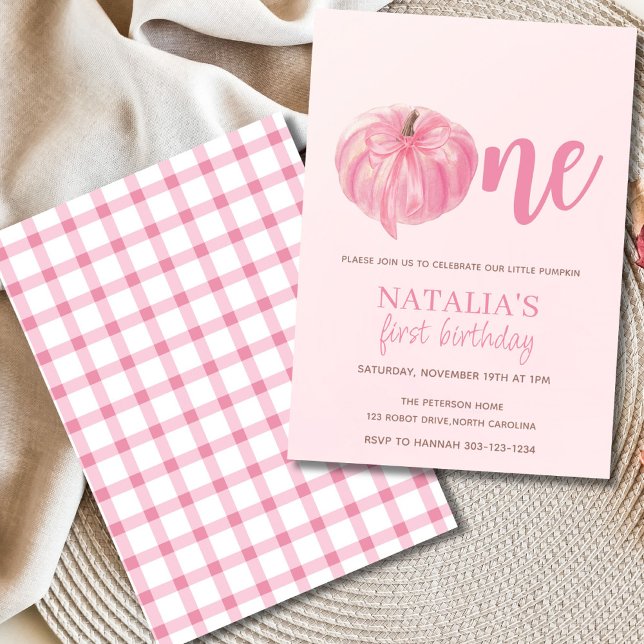 Invitación Primer cumpleaños del Chica Bow de calabaza rosa (Little pumpkin girl birthday invitation with pink pumpkin and blush background)