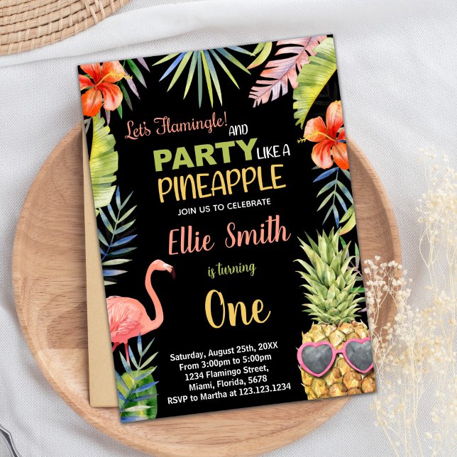 Invitación Primer cumpleaños negro de flamencos y piñas (First Black Flamingo & Pineapple Birthday Invitation)