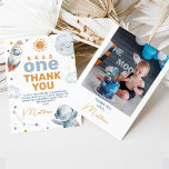 Invitación Primer viaje alrededor del domingo 1er cumpleaños<br><div class="desc">Primer viaje alrededor del Sol 1er cumpleaños Tarjeta de agradecimiento espacio exterior dulce o primer viaje alrededor del sol primer cumpleaños carta de agradecimiento con un pequeño sol, planeta, estrellas, nave espacial y un hombre espacial. El primer viaje de este chico alrededor de la tarjeta de agradecimiento del sol tiene...</div>