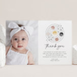 Invitación Primer viaje alrededor del sol Gracias<br><div class="desc">Celebra el primer cumpleaños de tu pequeña con este diseño de "Primer viaje alrededor del sol",  con diferentes planetas y elementos de estrellas. Puede editar el color de 2 planetas,  más los elementos de estrella.</div>