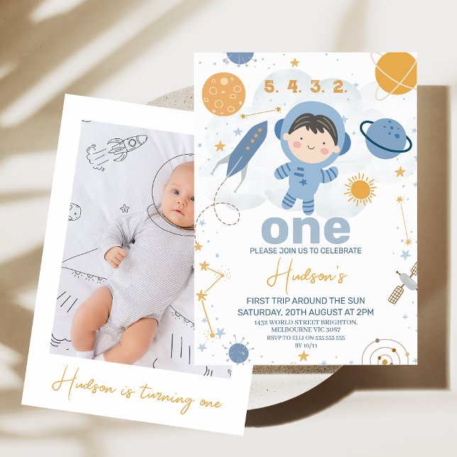 Invitación Primer viaje corto de fotografía por el primer cum (Cute Blue Orange First trip Around the Sun 1st Birthday Invitation Boy Photo, Outer Space Invite)