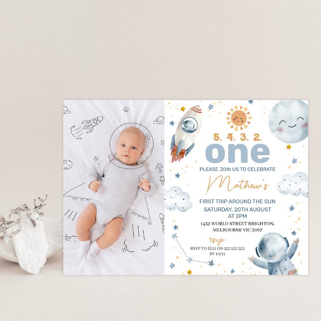 Invitación Primer viaje de Sun Photo por el primer cumpleaños (Cute first trip around the sun 1st birthday invitation featuring a small sun and photo on the front.)