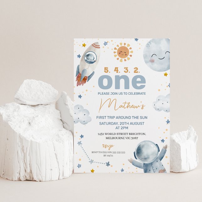 Invitación Primer viaje de Sun Space por el primer cumpleaños (Cute boy's first trip around the sun first birthday invitation featuring a sun, spaceman and more.)