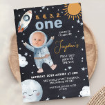 Invitación Primer viaje del espacio negro alrededor del prime<br><div class="desc">Primer viaje por el espacio negro alrededor del sol Invitación al primer cumpleaños Cute la invitación de un niño al espacio exterior con tema de primer cumpleaños que incluye una nave espacial, varias estrellas, planeta y sol, así como un astronauta con una foto dentro del casco espacial. Este primer viaje...</div>