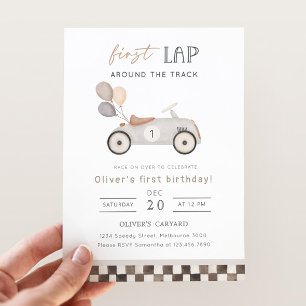 Invitación Primer Vuelta Coche de Carreras Beige y Globos 1er