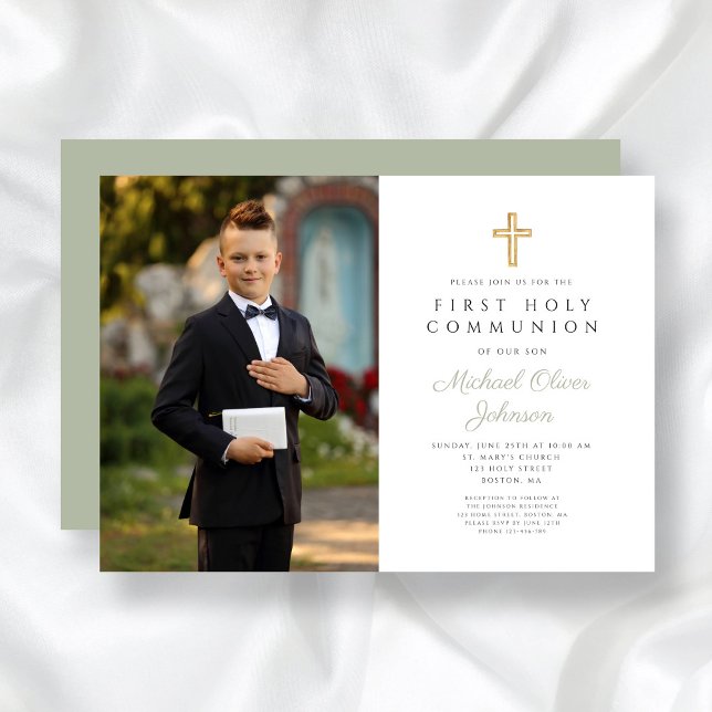 Invitación Primera comunión del niño con foto de la Cruz Verd (Sage Green Cross Photo Boy First Communion Invitation)