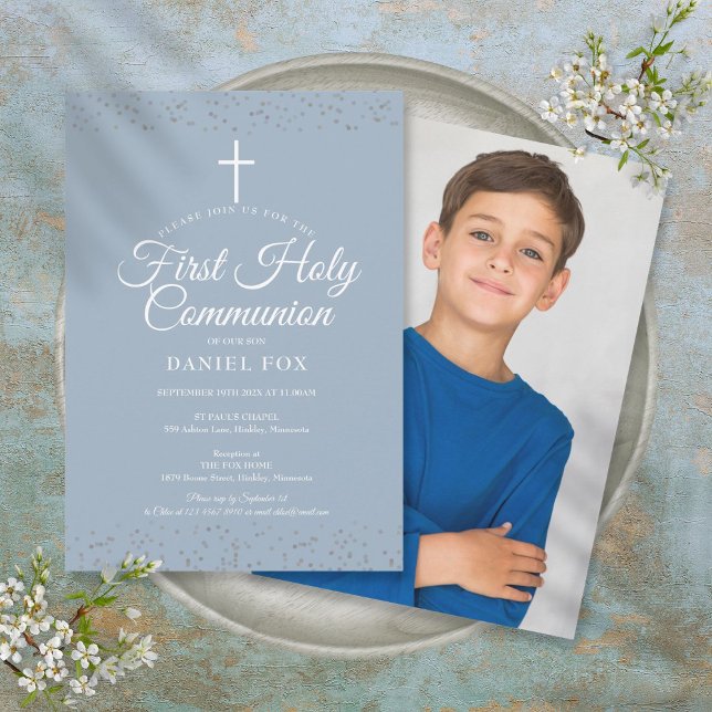 Invitación Primera foto azul turbia de la comunión sagrada (First Holy Communion Dusty Blue Photo Invitation)