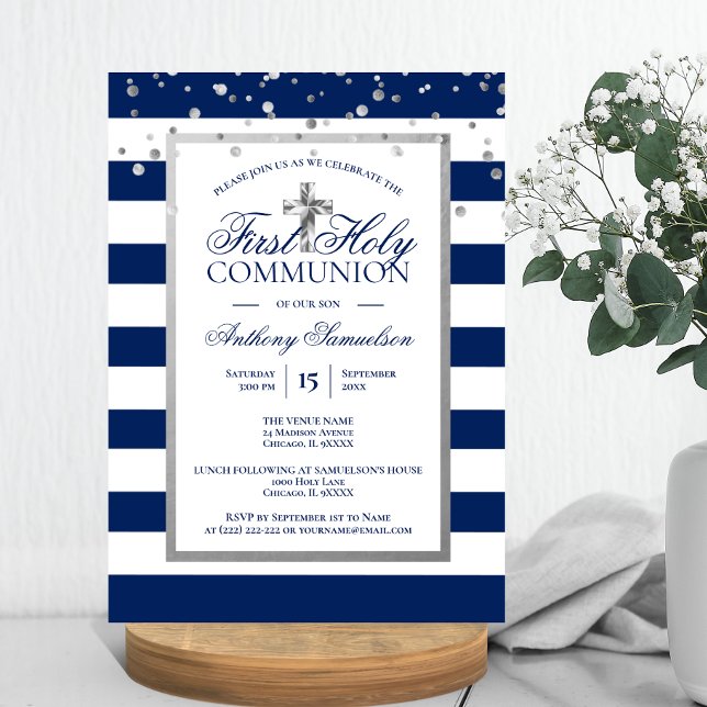 Invitación Primeras franjas azules de la marina de plata niño (Silver Navy Blue Stripes First Holy Communion Boy Invitation)