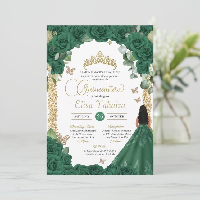 Invitación Princesa de oro verde esmeralda mariposa Quinceane (Anverso de pie)