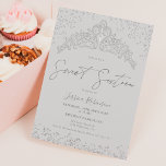 Invitación Princesa tiara purpurina de plata foto gris Sweet<br><div class="desc">Moda princesa tiara corona corazón en forma de purpurina plateado brillantes y foto gris claro Sweet 16 cumpleaños fiesta ,  con un guión de moda caligrafía . Añade tu foto al fondo. Contáctame para cambiar la fuente principal superior.</div>