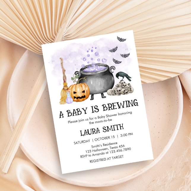 Invitación Purple Baby is Brewing Halloween Baby Shower (A Baby is Brewing Purple Halloween Baby Shower Invitation)
