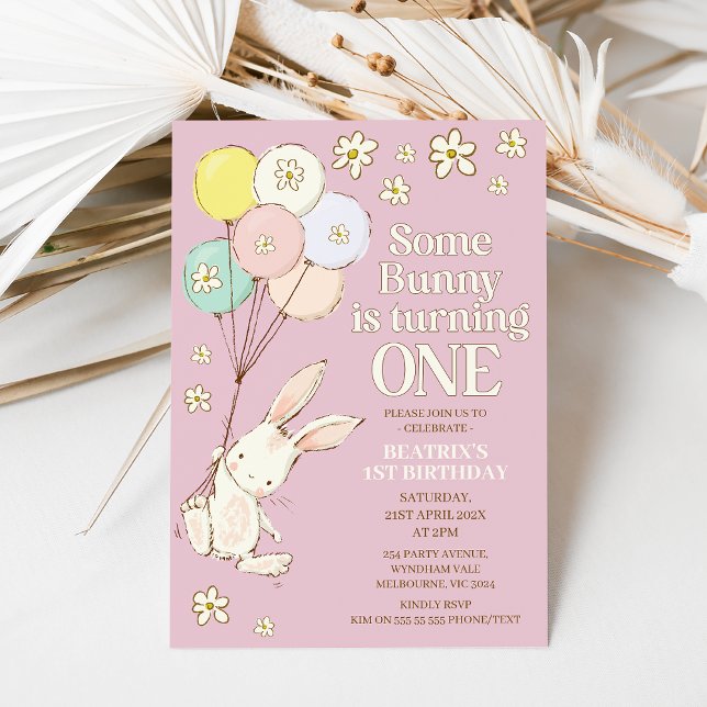 Invitación Purple Daisy Algunos conejitos cumplen un primer c (Modern some bunny is turning one 1st birthday invitation with balloons and daisies.)