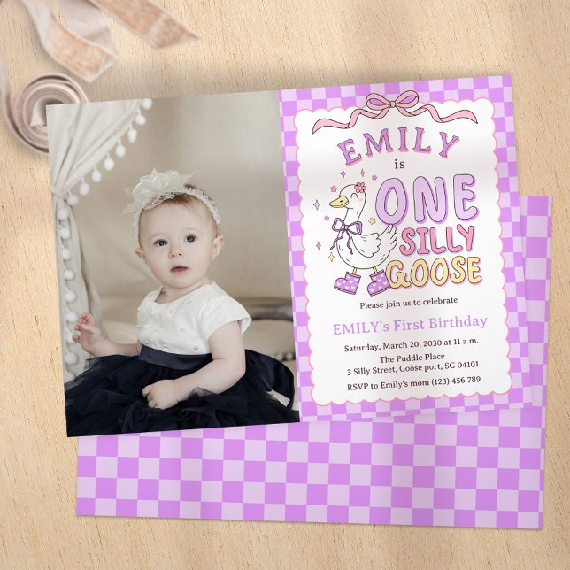 Invitación Purple One Silly Goose - Girl First Birthday Photo (Purple One Silly Goose - Retro Girl First Birthday Photo Invitation.)