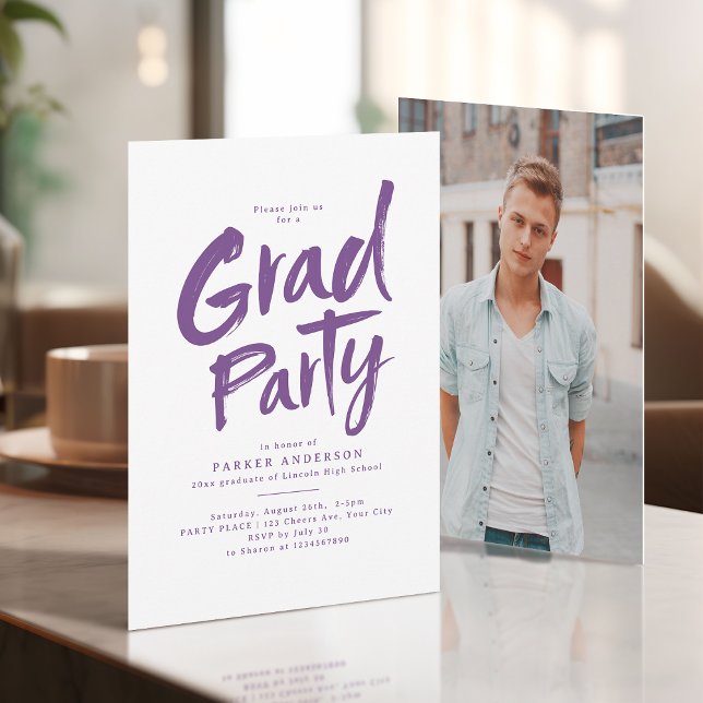 Invitación Purple Simple Fiesta de Grad de Guión de Pincel Mo (Purple Simple Modern Brush Script Grad Party Invitation)