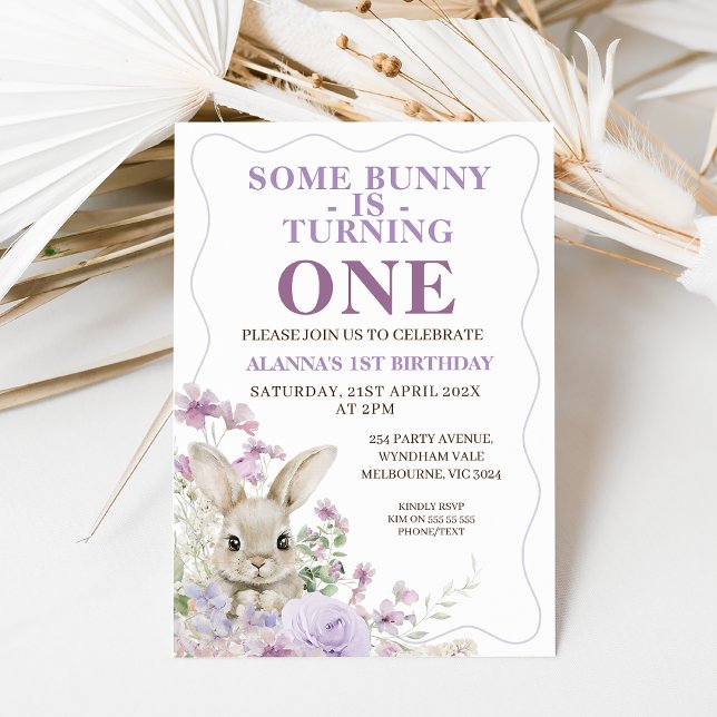 Invitación Purple Wildflowers Wave Bunny 1er cumpleaños (Some bunny is turning one first birthday invitation with fury bunny and purple wildflowers.  Easter )
