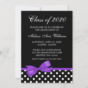 Invitación púrpura de la graduación de los lunares