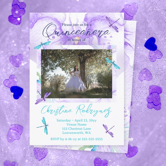 Invitación Púrpura, orquídea turquesa, libélulas Quinceanera (Purple quinceanera invitations with purple and turquoise dragonfly, whimsical budget mis quince anos)
