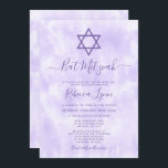 Invitación Púrpura Tye Bat Mitzvah<br><div class="desc">Esta moderna invitación a Bat Mitzvah,  color púrpura,  incluye un moderno tipo de letra de caligrafía y una estrella de David.</div>