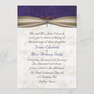 Invitación púrpura y poner crema elegante de la
