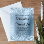 Invitación Purpurina azul brillante y dulce de Relieve metali<br><div class="desc">Crea tu propia y elegante invitación para la celebración de 16 años para tu hija. Los gráficos decorativos en purpurina azul brillante y claro forman un borde superior e inferior. El fondo del arte digital incluye un brillante Relieve metalizado metalizado de color azul claro oscuro y cepillado. Personalizar el color...</div>