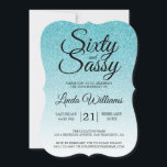 Invitación Purpurina azul Ombre 60 y Sassy 60th Birthday Invi<br><div class="desc">Celebra haber cumplido 60 años con este moderno diseño de cumpleaños número 60 en un fondo oscuro purpurina azul turquesa, una invitación a los 60 años de moda que puedes personalizar y enviar para la celebración de tu fiesta de cumpleaños número sesenta. Las palabras sesenta y sassy se configuran con...</div>