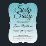 Invitación Purpurina azul Ombre 60 y Sassy 60th Birthday Invi<br><div class="desc">Celebra haber cumplido 60 años con este moderno diseño de cumpleaños número 60 en un fondo oscuro purpurina azul turquesa, una invitación a los 60 años de moda que puedes personalizar y enviar para la celebración de tu fiesta de cumpleaños número sesenta. Las palabras sesenta y sassy se configuran con...</div>