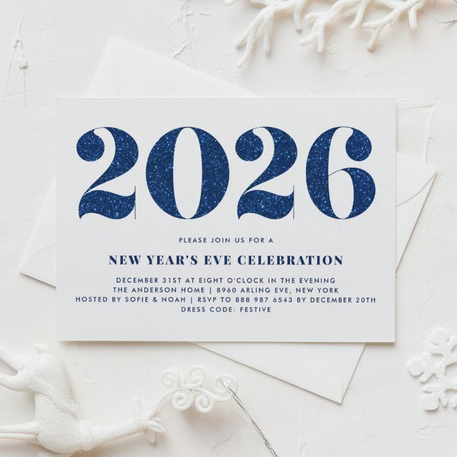 Invitación Purpurina blanco y azul 2024 Fiesta de Nochevieja (Customizable 2026 New Year's Eve party invitation featuring faux navy blue glitter.)
