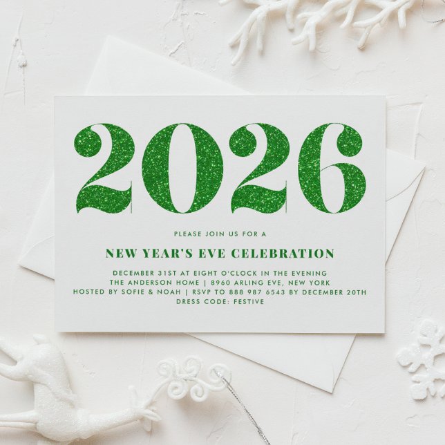 Invitación Purpurina blanco y verde 2024 Fiesta de Nochevieja (Customizable 2026 New Year's Eve party invitation featuring faux green glitter.)