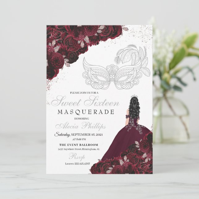 Invitación Purpurina de Borgoña y Plata Dulce 16 Mascarada (Anverso de pie)