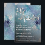 Invitación Purpurina de color morado verde azulado 50 y fabul<br><div class="desc">Este diseño es para los nuevos 50 años de edad, cuyo estilo es un poco más informal y un poco más artístico que algunas de las tradicionales propuestas Big Five 0. Las palabras "Cincuenta y Fabuloso" fueron representadas en un tipo de letra moderno, informal y manuscrita, y se agregó una...</div>